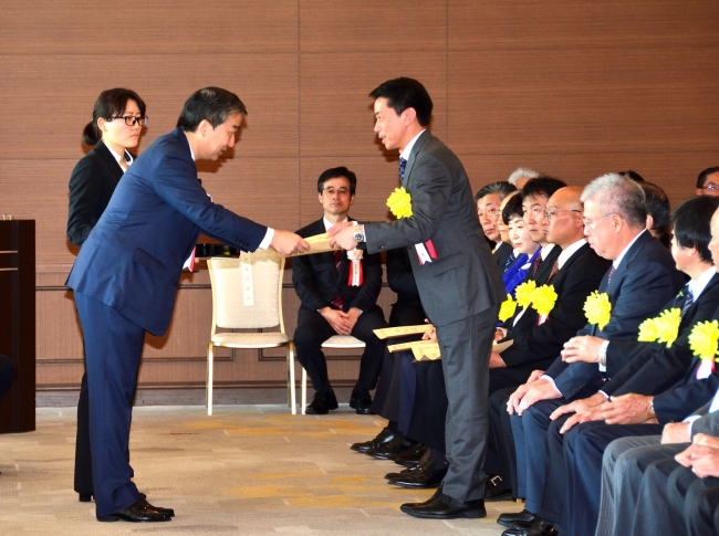 東京国税局長　藤田 博一様（左）より感謝状を授与