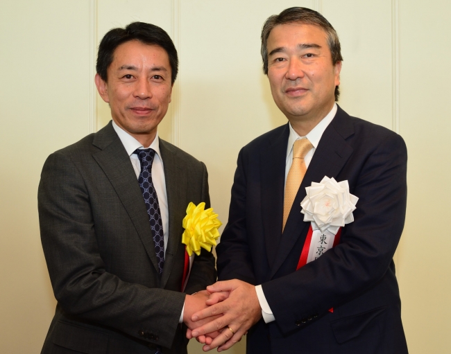 （左から）荒木 節夫社長と東京国税局長　藤田 博一様