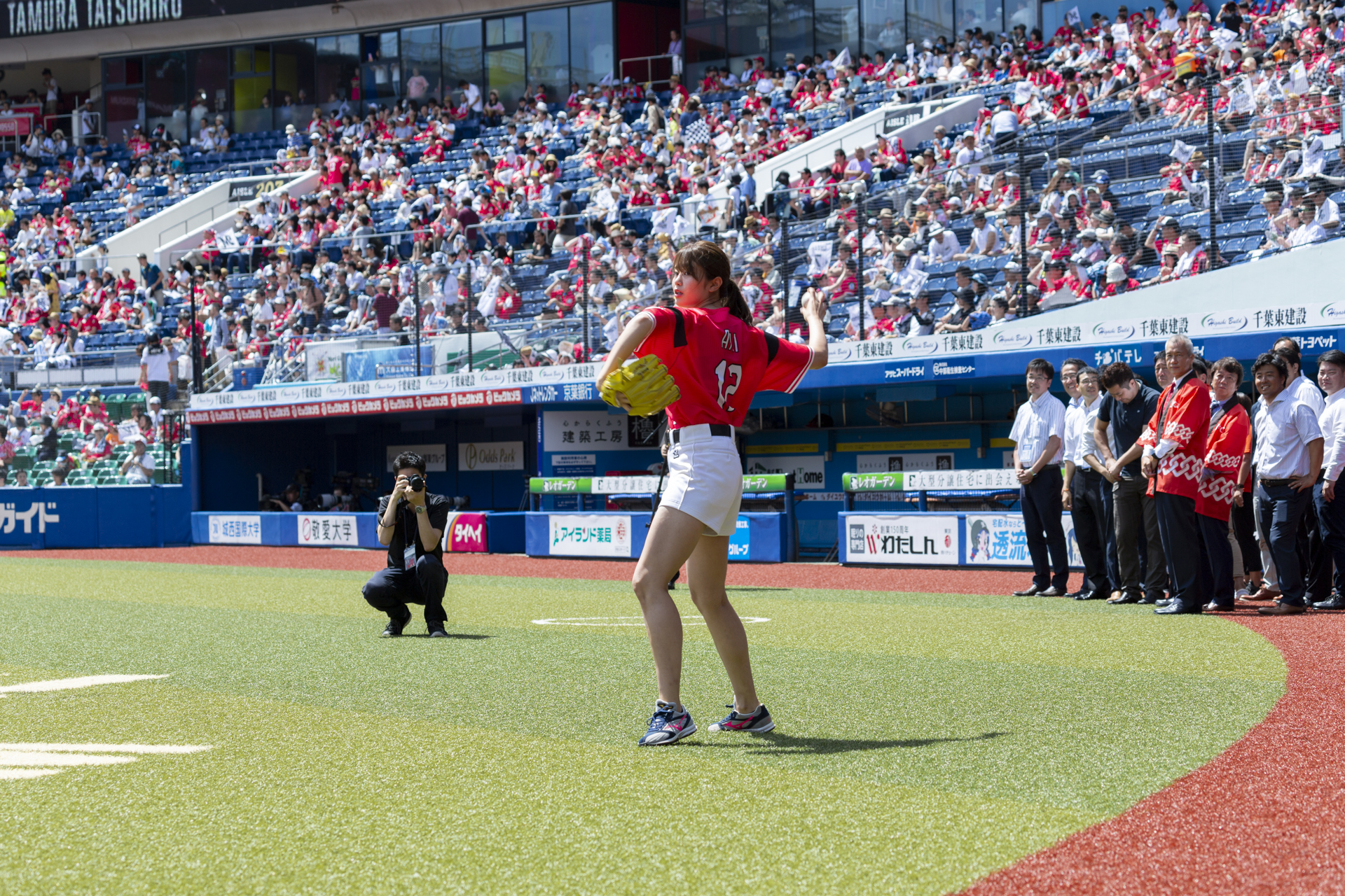 ファーストピッチセレモニーに稲村亜美さんが登場 今年初のプロ野球での始球式は まさかの 記録無し も 美しいピッチングフォームで試合前の球場を盛り上げ J Comのプレスリリース