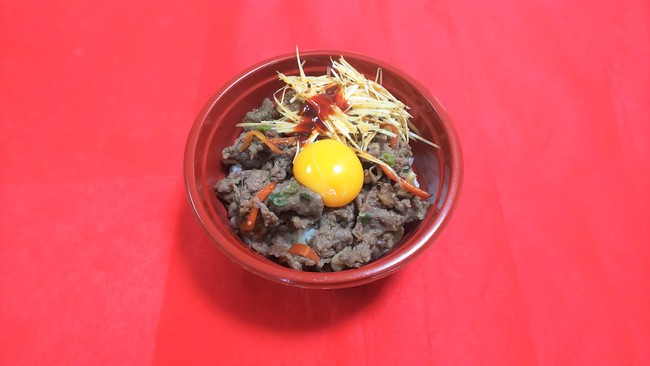 お肉好きの岩崎悠人選手のアイデアでプルコギ丼をJOYとコラボして販売。今回は「辛さ」をテーマに、コチジャン強めと辛味ネギをトッピングしています。