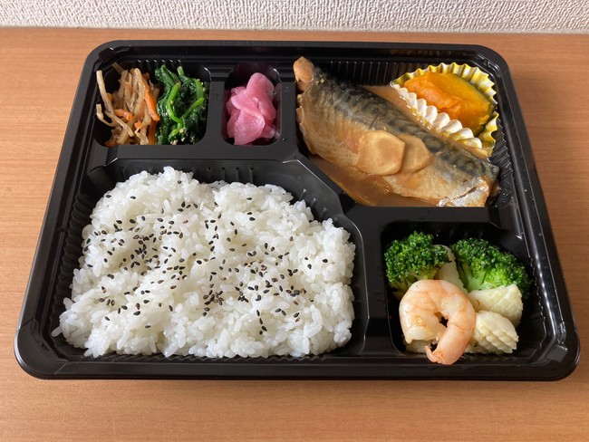 溝渕選手のリクエストのあった「サバ」を使用したお弁当。カボチャの煮物やほうれん草の胡麻和えなどが入った和食弁当。