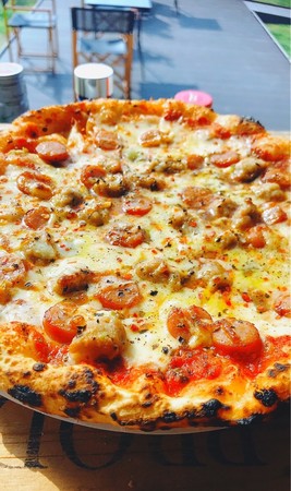 船山選手が好きなピザに、今回はチョリソーをはじめ、ベーコンやソーセージなど肉系がたくさんトッピングされた一品。ぜひ焼き立てをフクアリでお召し上がりください。
