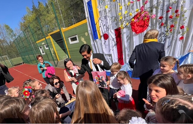 駐ポーランド宮島日本大使も子供たちに囲まれ歓迎される風景、たくさんの子供達からハグをされ心がつながりました。