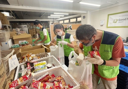 GNJPの食品配布準備作業に参加する当社社員ボランティア