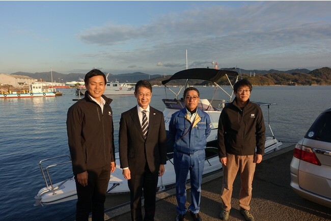 （写真左から）株式会社エイトノット 代表取締役CEO 木村 裕人、広島県知事 湯崎英彦 氏、有限会社バンカー・サプライ 代表取締役社長 横山恭治 氏、株式会社エイトノット 取締役CTO 横山 智彰