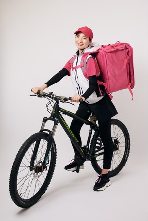 デリバリーサービス配達員向け空調服「ＫａＺｅｏｉ（かぜおい) MとLの2セット デリバリーサービス配達員向け空調服™ サンユニフォームによる