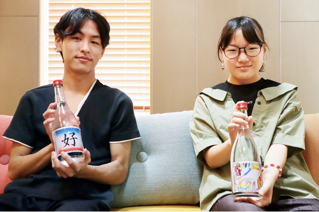 完成したボトルを持つ長井優太さん（17歳）、齊藤愛里さん（12歳）
