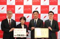 みちのくコカ・コーラボトリング、青森県民生活協同組合との共同企画「地域貢献プロジェクト」の売り上げの一部を赤い羽根共同募金へ寄付