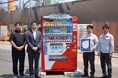 みちのくコカ・コーラボトリング、「カーボンオフセット自販機」の第一号機を設置