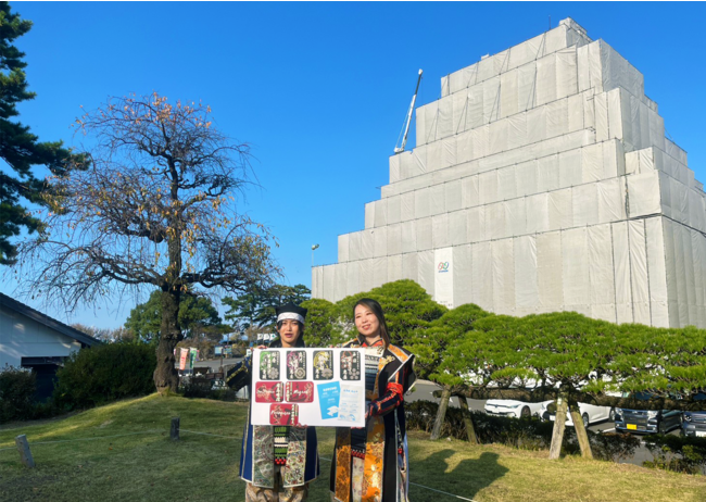 武将印を手にしたイラスト担当・松倉重政(左)、
デザイン担当・高力忠房(右)