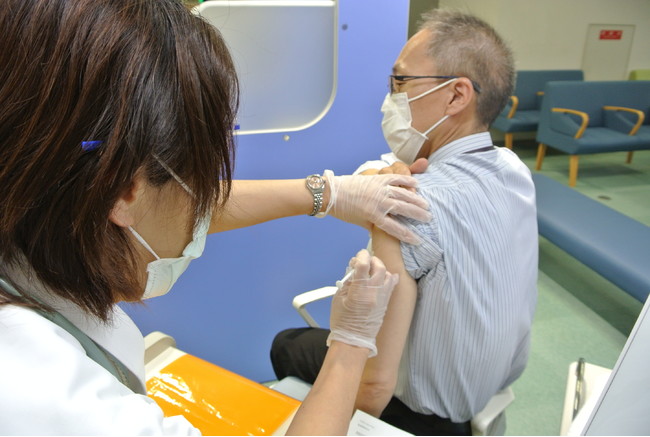 職員への新型コロナウイルスワクチン接種の様子