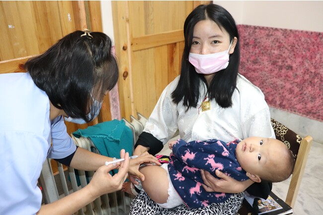 ブータンでのワクチン接種の様子　(C)UNICEF Bhutan／2022S／Pelden