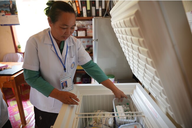 ラオスの診療所で使用されている冷蔵庫と保管されるワクチン