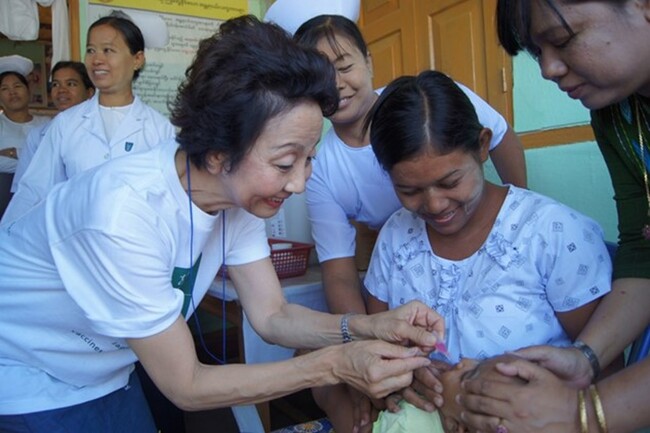 ミャンマーの子どもにワクチンを投与する創設者細川佳代子（現会長）