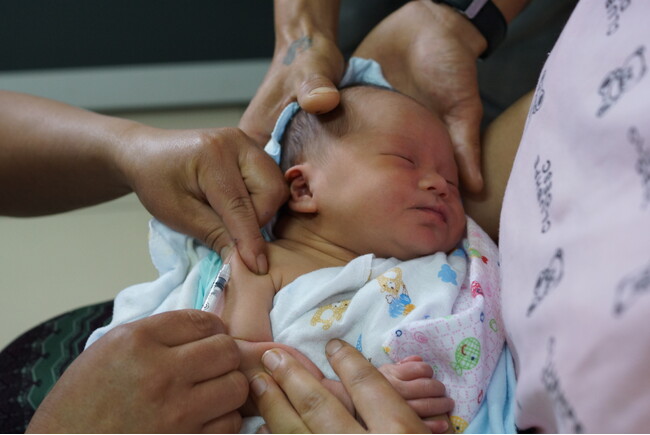 ブータンの病院でJCVの支援したワクチンを接種する赤ちゃん
