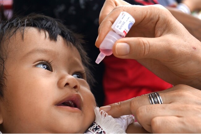 ワクチン接種を受けるラオスの赤ちゃん