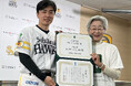 和田毅投手が引退記念試合でユニフォーム姿最後の贈呈式。引退するまでに「僕のルール」で約76万本のワクチンを支援。引退後も新たなルールで「子どもワクチン支援」を継続!
