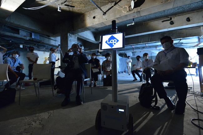 Log Kunの登場シーンでは、多くの報道関係者がカメラを向けてロボットの動きを撮影しました。