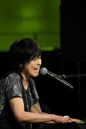岸谷香さん　新曲『DREAM』を、ピアノ弾き語りでライブ初披露