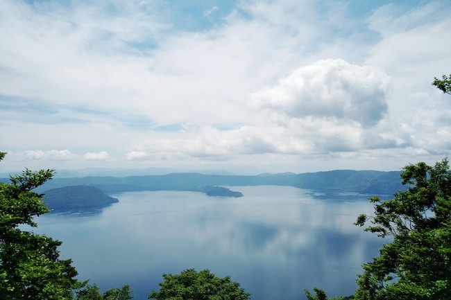 十和田湖は約21万年前から続く火山活動を経て形成されたカルデラ湖