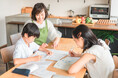 【調査レポート】全国の小学生の保護者が学校以外の学習として利用しているものは何?