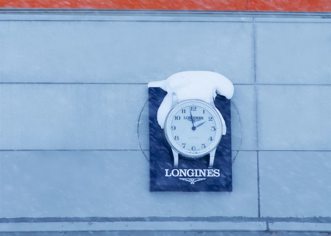 各施設の入り口にはロンジンの壁時計が。