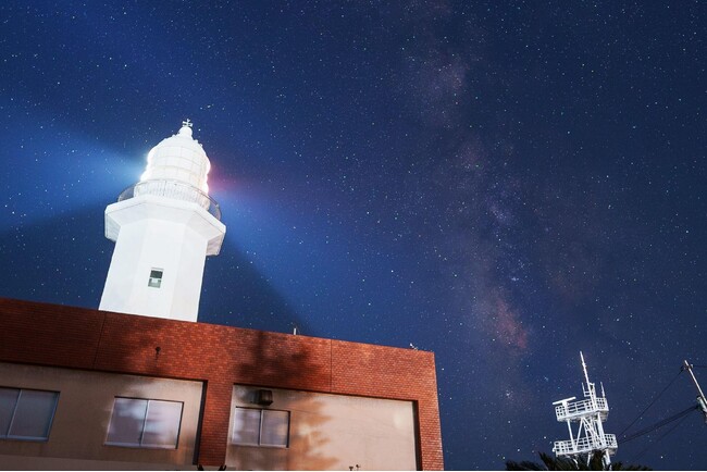 野島埼灯台と星空。季節によっては、天の川もくっきり見えます。