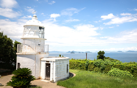 国の重要文化財にも指定されている「釣島灯台」＜写真提供　松山海上保安部＞