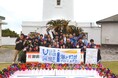 風の岬に立つ御前埼灯台の点灯150周年を記念して 地域の皆さんと作る1000個の風車で灯台を装飾しました