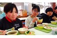 鳥取の海を食べて学ぶ!湯梨浜町立泊小学校で漁業者が県内野菜等で蓄養したウニを使った給食を提供!