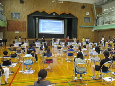 小学生が 海の難問クイズ にチャレンジ テレビ等で活躍中のクイズ王 古川洋平さんが新潟県の小学校に来訪しクイズで楽しみながら海の問題 を子ども達が学べる 海のライブ クイズイベント を開催します 海と日本プロジェクト広報事務局のプレスリリース