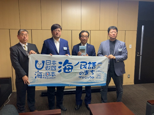 海ノ民話のまち 滋賀県長浜市のアニメ 堀止地蔵 が完成 認定委員長が藤井勇治市長を表敬訪問しアニメを披露 海と日本プロジェクト広報事務局のプレスリリース