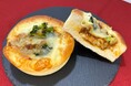 神田外語大学の学生とベーカリーチェーン「ピーターパン」がコラボ商品「ラザニアパン」を販売