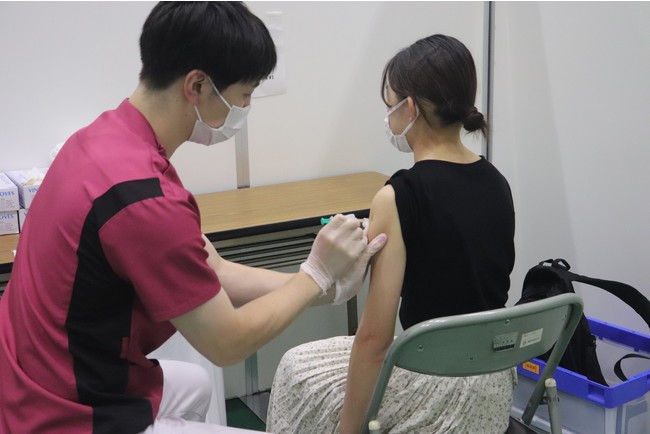 ワクチン接種を受ける本学の学生(1回目接種時)