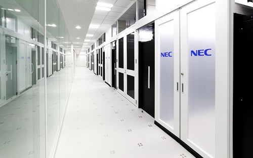 図 1　NECのAI研究用スーパーコンピュータ