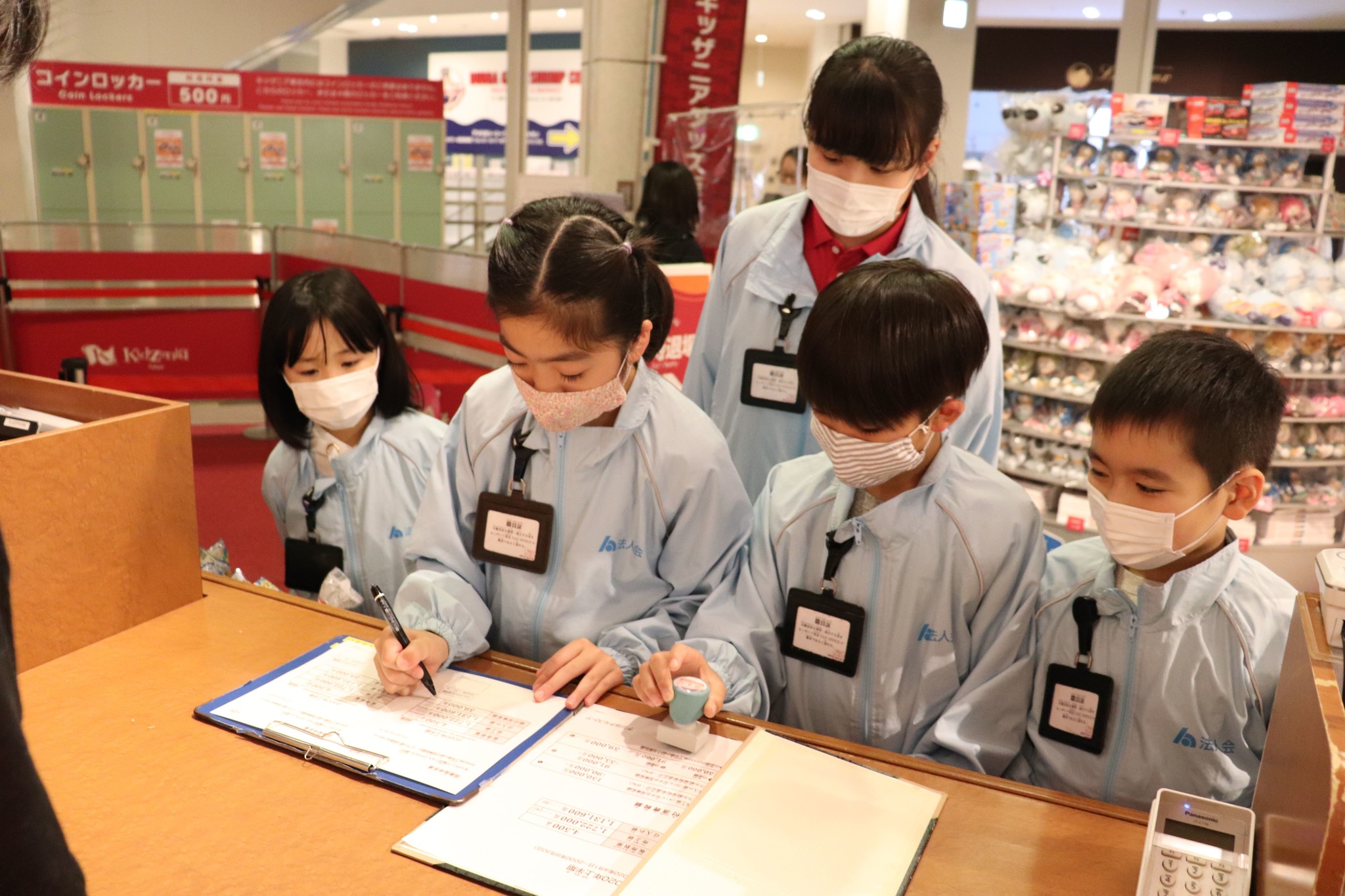 キッザニア東京に期間限定 Tax Office 税務署 パビリオン登場こども達が 税を考える週間 に税務職員の仕事体験 Kcj Group 株式会社のプレスリリース