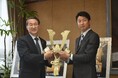 鳥取県出身・石破茂首相が日米首脳会談にてふるさとの名品を採用 トランプ米大統領へのお土産として話題の「金の兜」 新橋のアンテナショップにて2月22日より展示開始