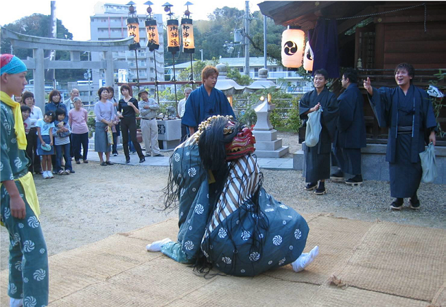 神社での獅子舞