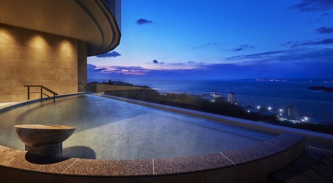 露天風呂から望む太平洋の水平線インフィニティ―ビューで、最高の展望と染みわたる源泉の湯が誘う贅沢な時間を。