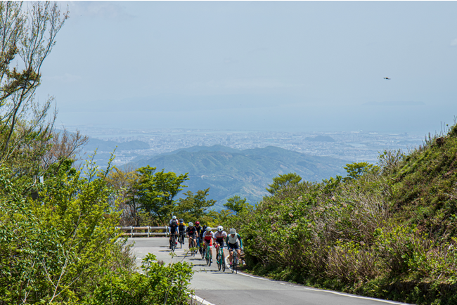 自転車で山を登る様子