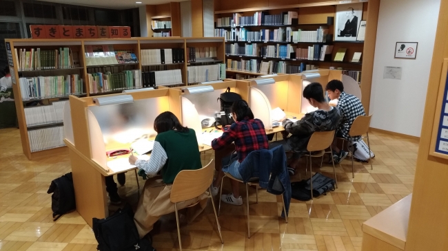 町立図書館は21時45分まで開館し、学習環境を創出しています