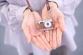 指先サイズの液晶付きミニデジタルトイカメラ「Cookie(クッキー)」発売 ~本革使用、こだわりが詰まったクラシカルデザイン~
