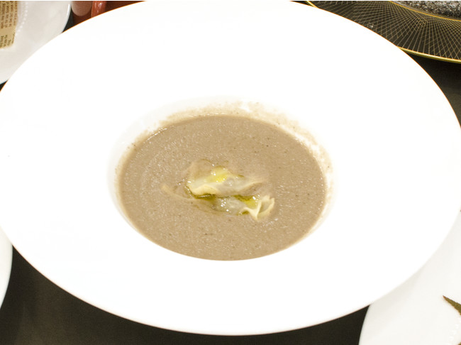 ポルチーニ茸とマスカルポーネのラビオリ風スープ