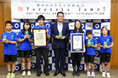万博で世界記録を達成したなわとびチーム「Toyonaka Jump!(とよなかジャンプ!)」へ「豊中かがやき大賞」を贈呈