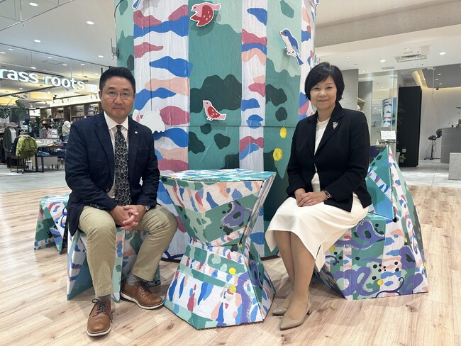 （左）館長と、（右）神石インターナショナルスクール末松理事長