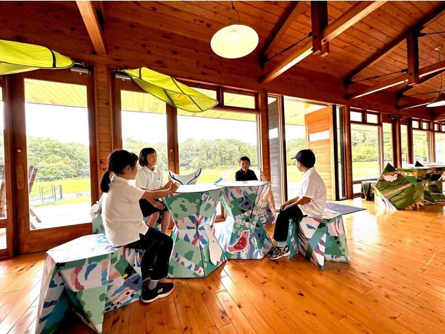 神石インターナショナルスクールでリユースされる椅子