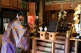 一年のしあわせと健康への願いを込めて、海老せんべい〈ゆかり〉を奉納
