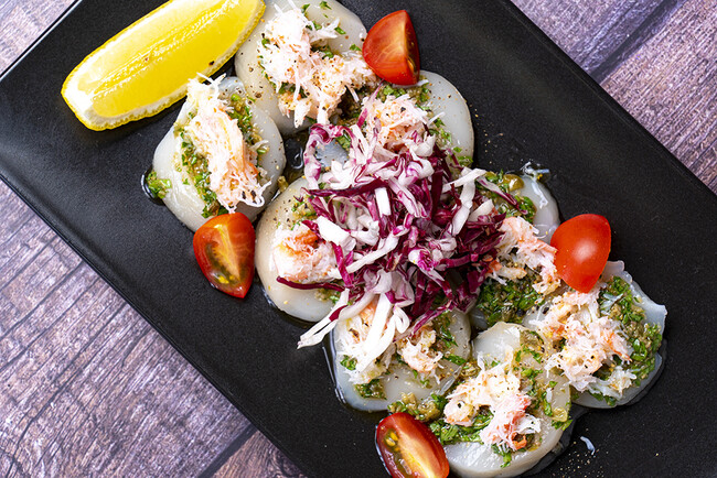 北海道常呂産ホタテのカルパッチョ 紅ズワイガニを添えて 北海道常呂産ホタテのカルパッチョ 紅ズワイガニを添えて