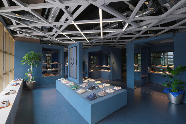 日本三大絣の一つ “備後絣”からインスピレーションを得た藍色がモチーフの店内