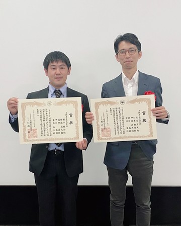 写真：2022年5月27日授賞式にて。大阪ガス株式会社 杉本雅行氏（左）、SPACECOOL株式会社 テクニカル本部長 末光真大(右)